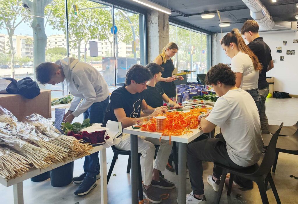 LEINNers de TeamLabs preparando el día de Sant Jordi 