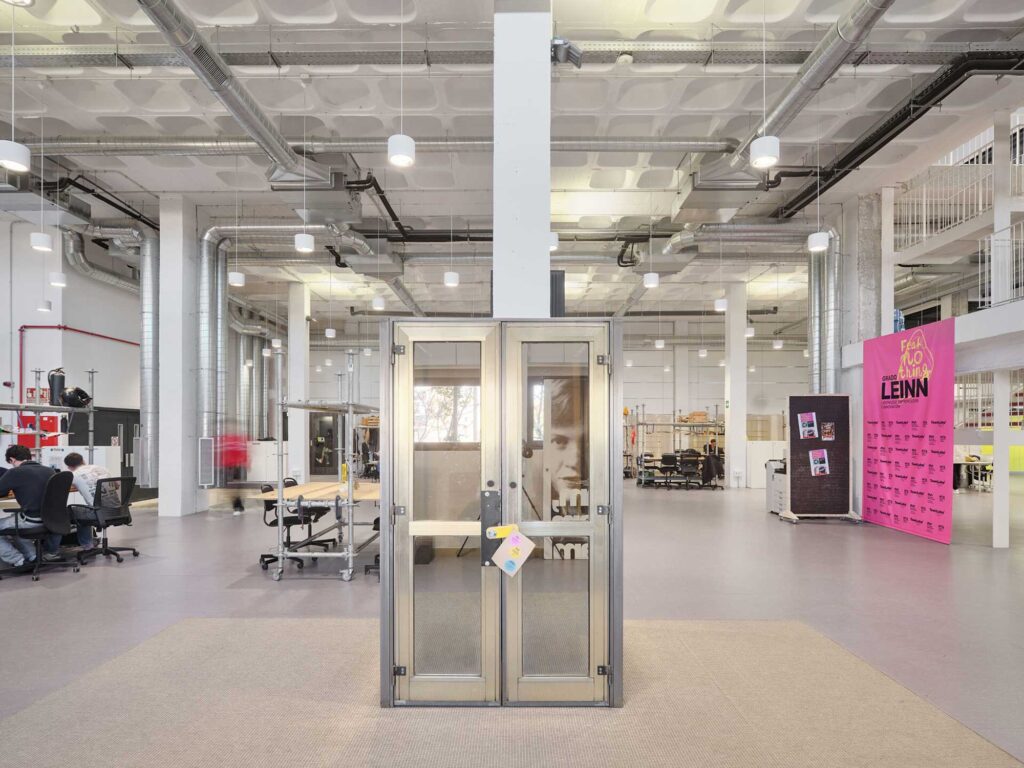Participación de TeamLabs/ en la exposición “La ciutat recurs” y el papel de la reutilización de materiales en la arquitectura sostenible en Barcelona.