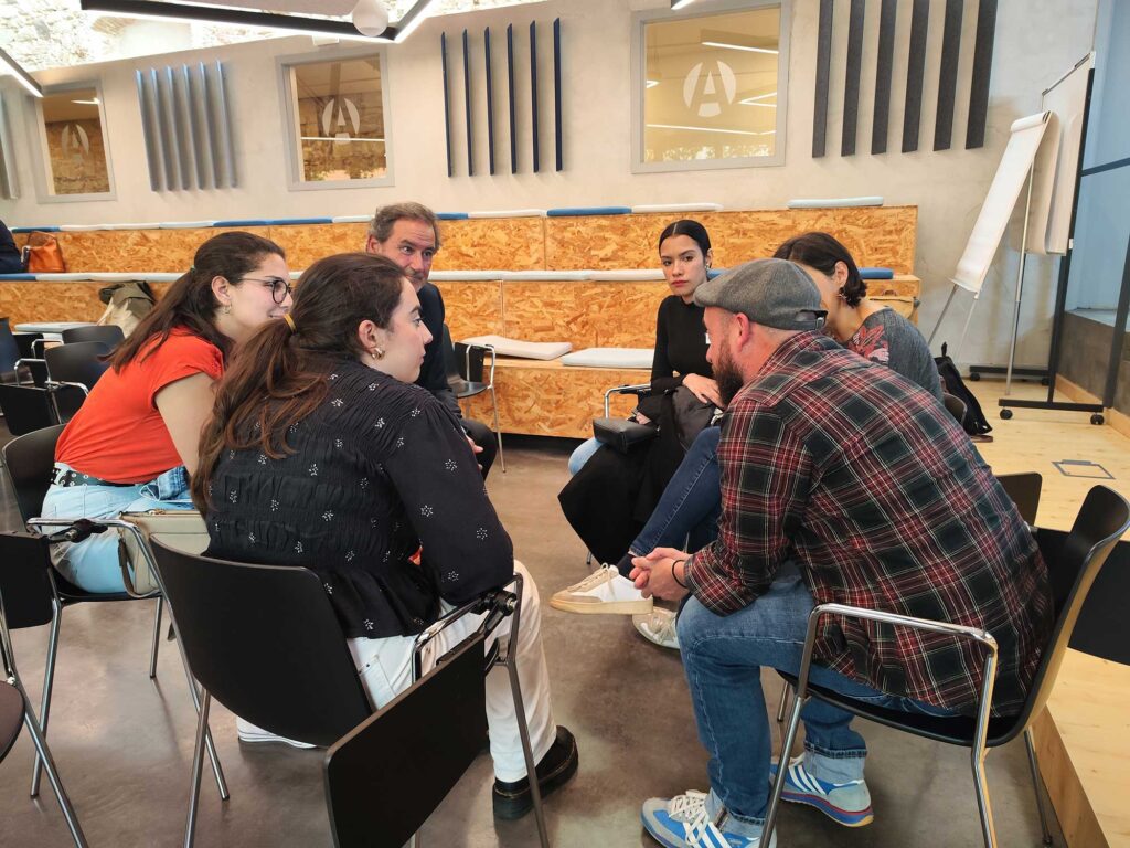 Descubre cómo Mentoring PRO Joves conecta a jóvenes y profesionales para impulsar la orientación laboral, ampliar oportunidades y construir su futuro